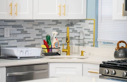 Rochdale Apartment | Cozy & Serene 3-bedroom Apartment with AC, WiFi,TV'S Near JFK Airport- Queens NY