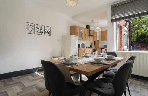 Sheffield House | Cozy Sheffield Retreat | 3BR, 2BA, Parking+WiFi | Contractors & Family Friendly