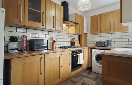 Sheffield House | Cozy Sheffield Retreat | 3BR, 2BA, Parking+WiFi | Contractors & Family Friendly