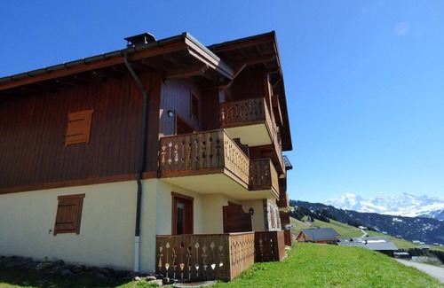 Bisanne 1500 Apartment | Cozy Ski-in/Ski-out 3BR Mezzanine Apt with Balcony, Sleeps 10