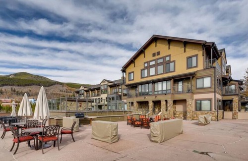 Mountain House Apartment | Cozy Ski in/Ski out studio steps from the lift!