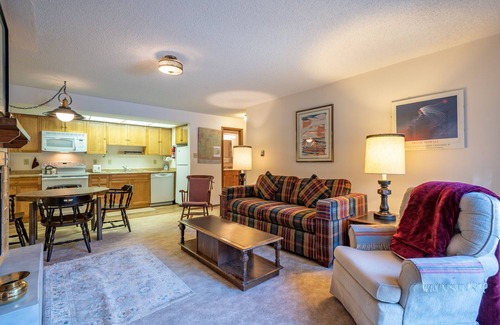 Copper Mountain Village Condo | Cozy Ski-in/Walk-out condo, free wifi, & parking, great deck
