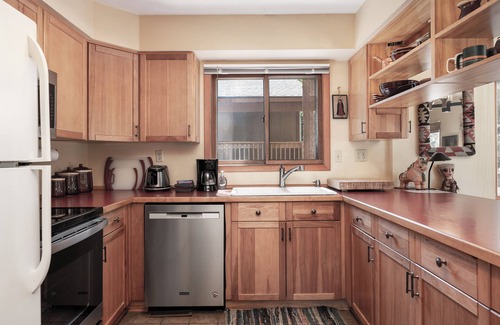 Old Town Cabin | Cozy Ski Inn! Walk to Slopes! Fabulous Hot Tub