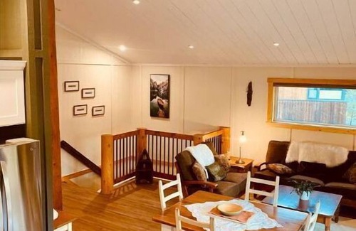 East Kootenay Ski Chalet | Cozy Ski Retreat with Moutain View/Ski In Property/Hot tub/5 mins to the Lifts
