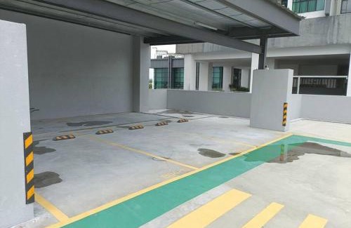 Bukit Indah Apartment | Cozy Sky Trees, Aeon, Netflix & Pool Views