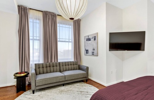 Downtown Baltimore Hotel | Cozy & Sleek King Studio in Historic Mt. Vernon