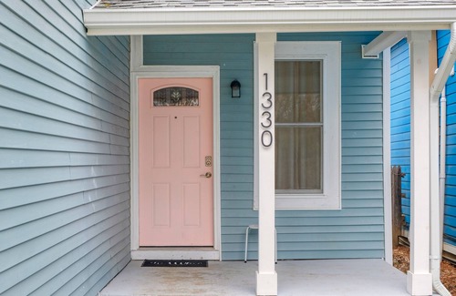 Indianapolis House | Cozy sleeps 7, Fenced backyard, 5 min to Lucas oil stadium and downtown