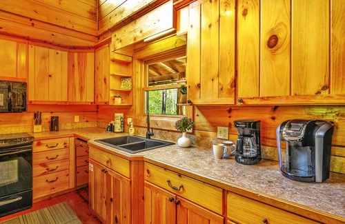 Gatlinburg - Pigeon Forge Cabin | Cozy Smoky Mountain Cabin with Hot Tub 🐶 PET FRIENDLY. ♥️