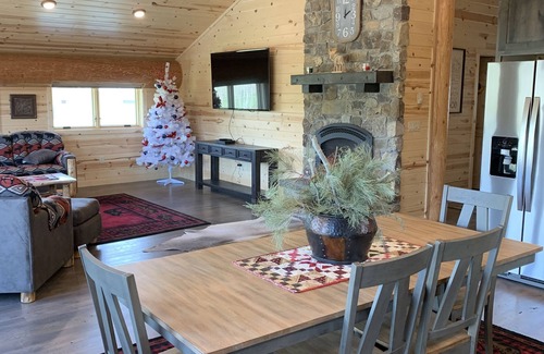 Island Park House | Cozy snowmobilers retreat below Mt Jefferson.