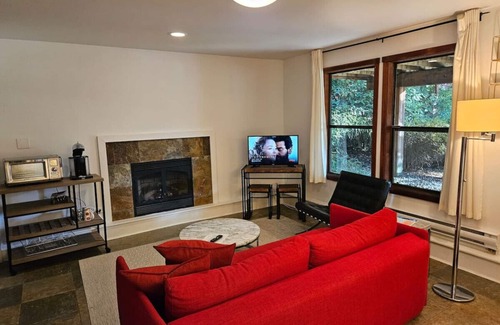 Bowen Island Apartment | Cozy Snug Cove Treehouse
