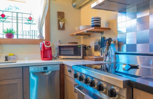 Richmond Apartment | Cozy Spa Sanctuary-Steps to Restaurants and Shopping