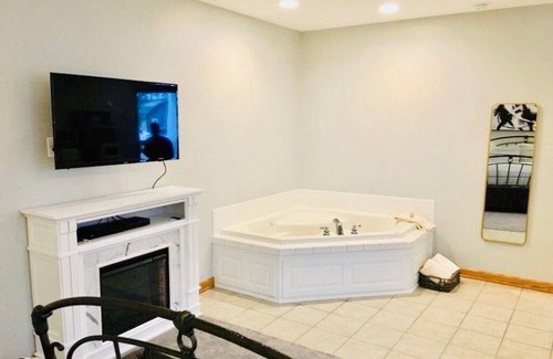 Berlin Apartment | Cozy Spaces Suite w/Jacuzzi/Downtown Berlin