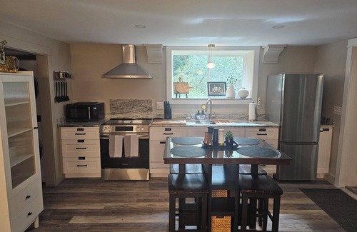 Waterbury Apartment | Cozy spacious 1-bedroom apartment sleeps 3, with AC, walk to town. Near skiing.