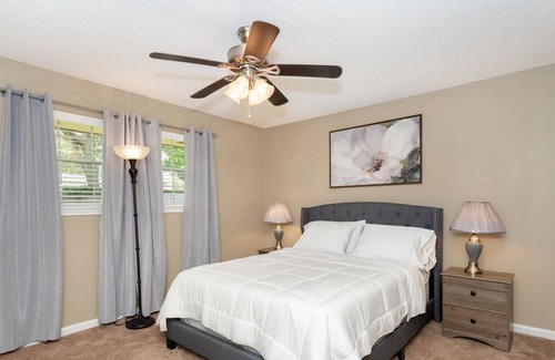 Park Forest - LA North House | Cozy spacious 3 bedroom 2 bathroom home.