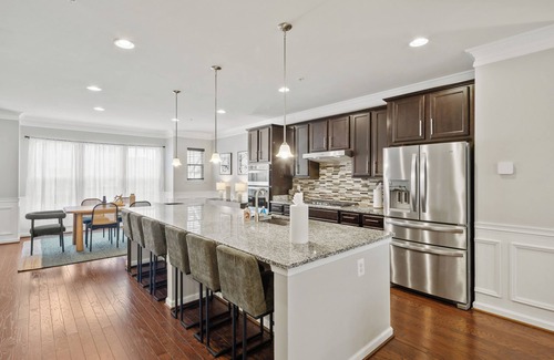 Hanover House | Cozy & Spacious 3-Level Modern Townhome Minutes From BWI + Casino