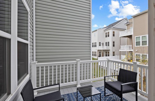Hanover House | Cozy & Spacious 3-Level Modern Townhome Minutes From BWI + Casino