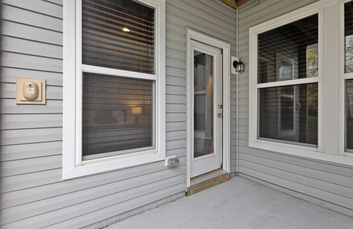 Hanover House | Cozy & Spacious 3-Level Modern Townhome Minutes From BWI + Casino