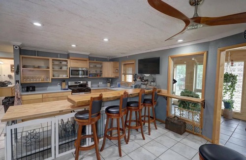 Red River House | Cozy & Spacious 6 Bedroom house with a GAMEROOM