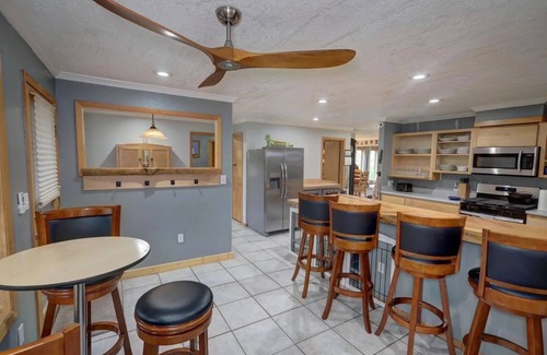 Red River House | Cozy & Spacious 6 Bedroom house with a GAMEROOM