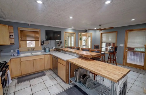 Red River House | Cozy & Spacious 6 Bedroom house with a GAMEROOM