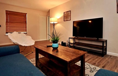 Austin House | Cozy Spacious Corporate Housing 4 BR|2.5 Bath|Loft|Office|Near Tesla