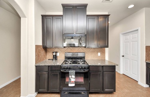 Barker House | Cozy & Spacious Getaway with King bed and Backyard