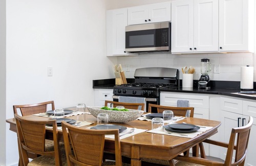 Communipaw House | Cozy & Spacious Home Near NYC, 5 mins from Train