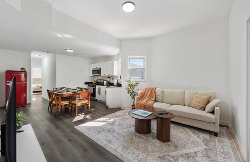 Communipaw House | Cozy & Spacious Home Near NYC, 5 mins from Train