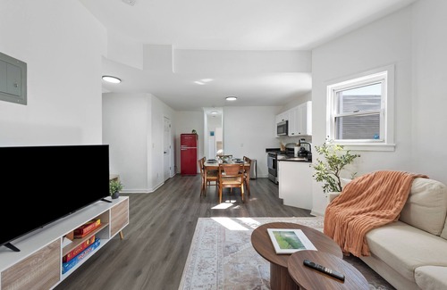 Communipaw House | Cozy & Spacious Home Near NYC, 5 mins from Train