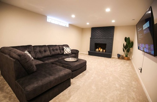 Golden Valley House | Cozy Spacious Home Near DT, Ski, Sled & Skate Parks