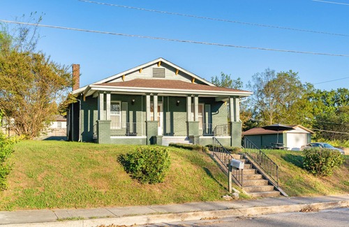 Knoxville House | Cozy & Spacious Home w/Firepit - 5 mins from Downtown Knoxville