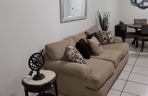 Harlandale Apartment | Cozy spacious relaxing getaway,