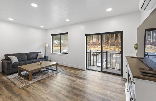 Juneau Apartment | Cozy, Spacious Retreat with Fireplace 205
