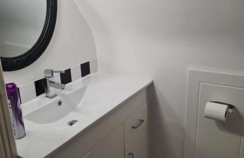 Singlewell House | Cozy spacious room