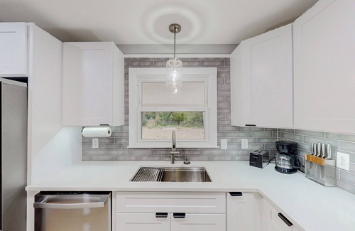 Fayetteville House | Cozy Split Level Pet Friendly Monthly Rental Home