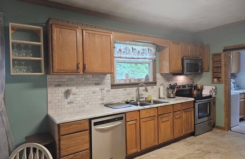 Marlinton House | Cozy spot close to the Greenbrier bike trails and river and the Snowshoe resort!