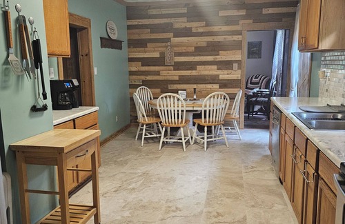 Marlinton House | Cozy spot close to the Greenbrier bike trails and river and the Snowshoe resort!