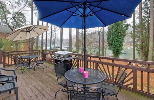 Mount Mourne House | Cozy, sprawling lakefront house on cove for family fun and entertaining!