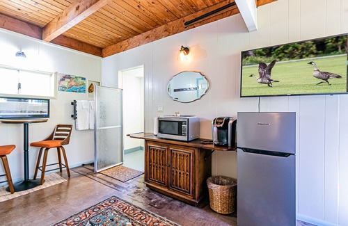Volcano House | Cozy stay just 5 minute drive to Volcano National Park, Winery and Golf!