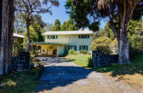 Volcano House | Cozy stay just 5 minute drive to Volcano National Park, Winery and Golf!