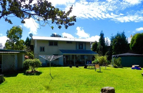 Volcano House | Cozy stay just 5 minute drive to Volcano National Park, Winery and Golf!