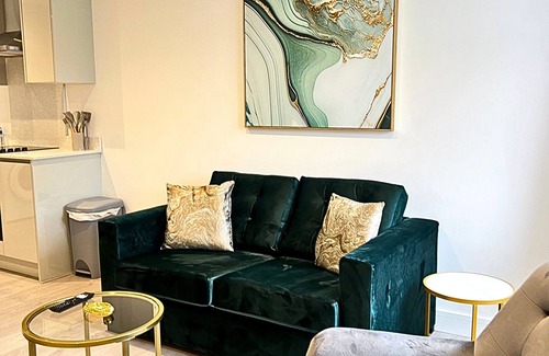 Ashford Apartment | Cozy Stay Near Heathrow Airport with EV Charger