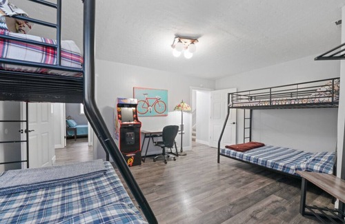 Sandy Apartment | Cozy Stay w/ Bunk Bed and Game Room
