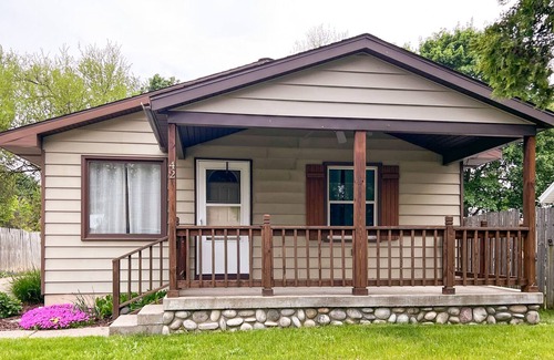 Grand Rapids House | Cozy stay with backyard firepit and minutes from GR