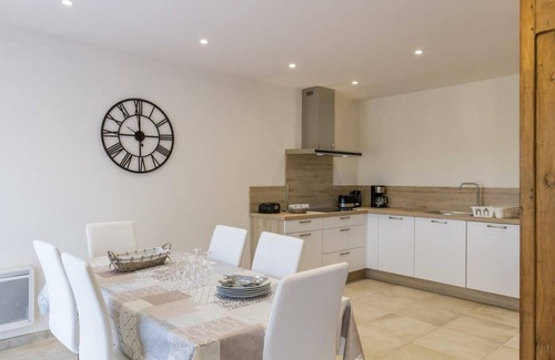 Sartilly-Baie-Bocage Cottage | Cozy stone house with Wi-Fi and parking in Sartilly