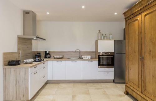 Sartilly-Baie-Bocage Cottage | Cozy stone house with Wi-Fi and parking in Sartilly