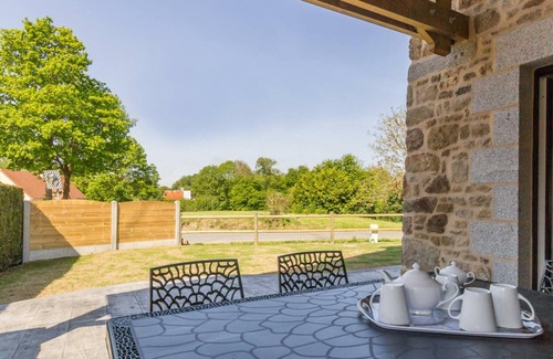 Sartilly-Baie-Bocage Cottage | Cozy stone house with Wi-Fi and parking in Sartilly