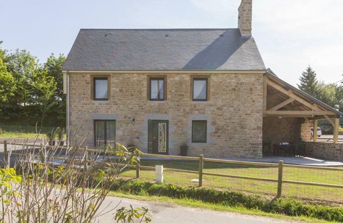Sartilly-Baie-Bocage Cottage | Cozy stone house with Wi-Fi and parking in Sartilly