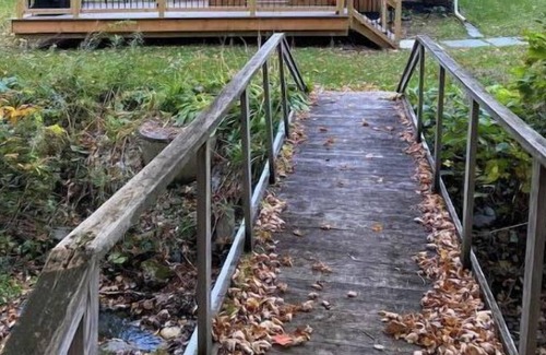 Lanesborough Cabin | Cozy stream-side cabin