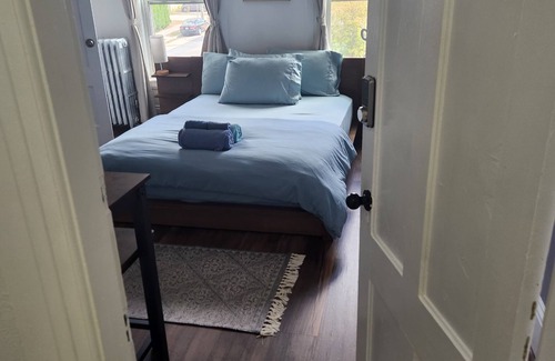 Manchester Apartment | Cozy street view studio apartment with fully equiped kitchenette and queen bed.